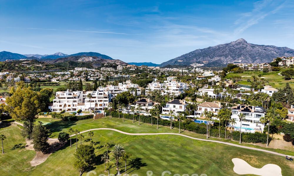 Ático en primera línea de golf con impresionantes vistas al golf y al mar en venta en una comunidad cerrada de Nueva Andalucía, Marbella 779111