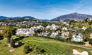Ático en primera línea de golf con impresionantes vistas al golf y al mar en venta en una comunidad cerrada de Nueva Andalucía, Marbella 779111 