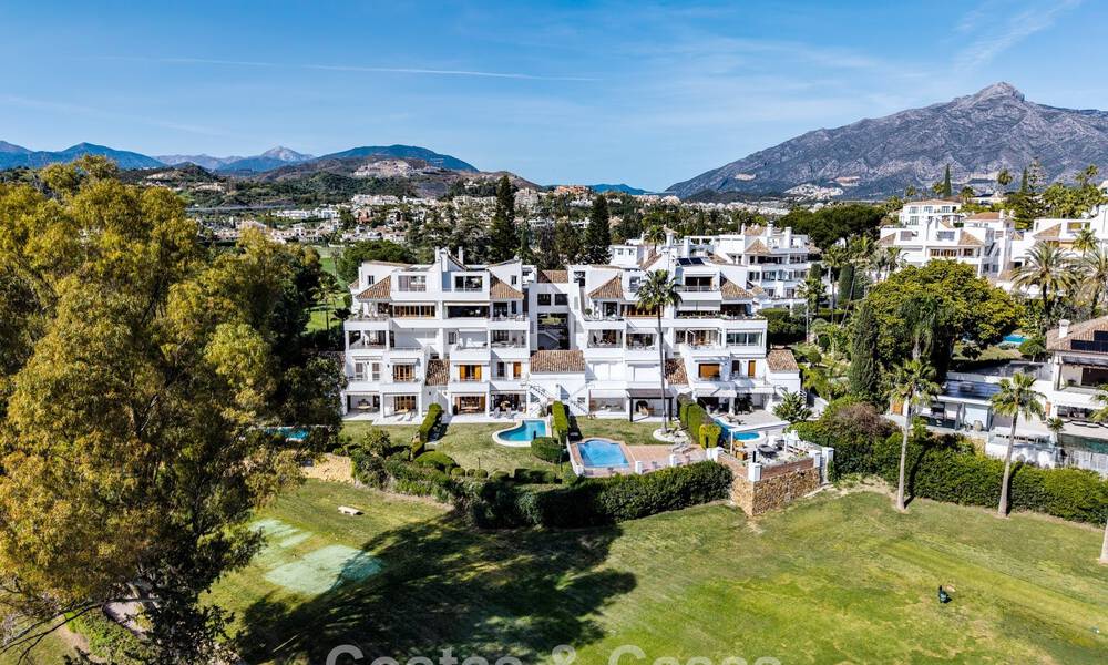 Ático en primera línea de golf con impresionantes vistas al golf y al mar en venta en una comunidad cerrada de Nueva Andalucía, Marbella 779112