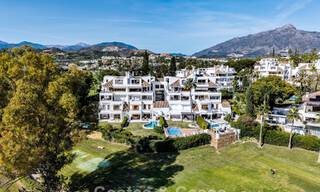 Ático en primera línea de golf con impresionantes vistas al golf y al mar en venta en una comunidad cerrada de Nueva Andalucía, Marbella 779112 