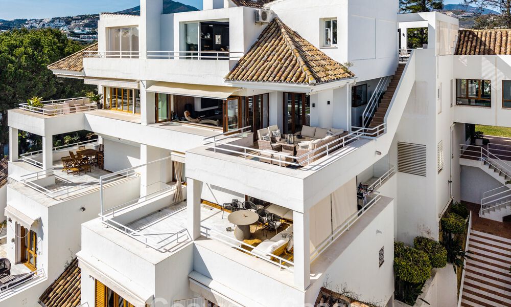 Ático en primera línea de golf con impresionantes vistas al golf y al mar en venta en una comunidad cerrada de Nueva Andalucía, Marbella 779113