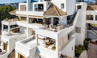 Ático en primera línea de golf con impresionantes vistas al golf y al mar en venta en una comunidad cerrada de Nueva Andalucía, Marbella 779113 