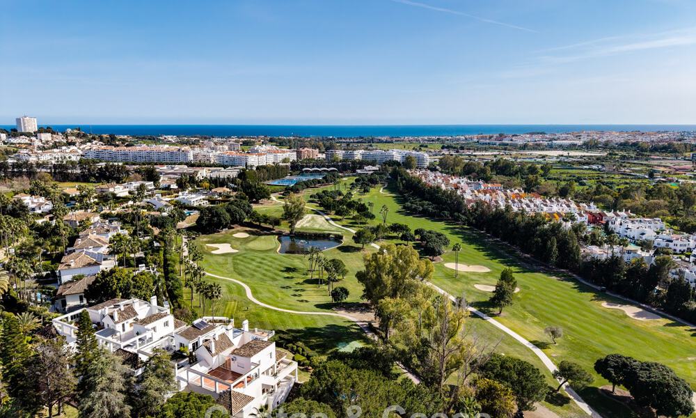 Ático en primera línea de golf con impresionantes vistas al golf y al mar en venta en una comunidad cerrada de Nueva Andalucía, Marbella 779114