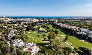 Ático en primera línea de golf con impresionantes vistas al golf y al mar en venta en una comunidad cerrada de Nueva Andalucía, Marbella 779114 