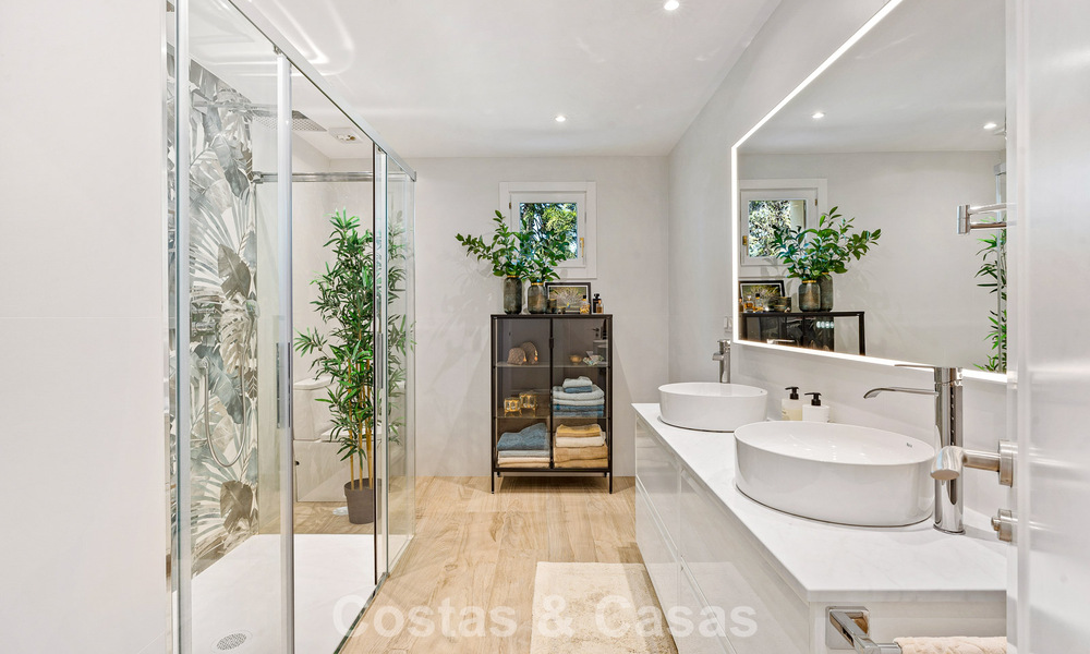 Ático en primera línea de golf con impresionantes vistas al golf y al mar en venta en una comunidad cerrada de Nueva Andalucía, Marbella 779116