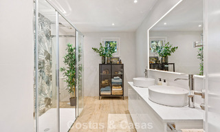 Ático en primera línea de golf con impresionantes vistas al golf y al mar en venta en una comunidad cerrada de Nueva Andalucía, Marbella 779116 