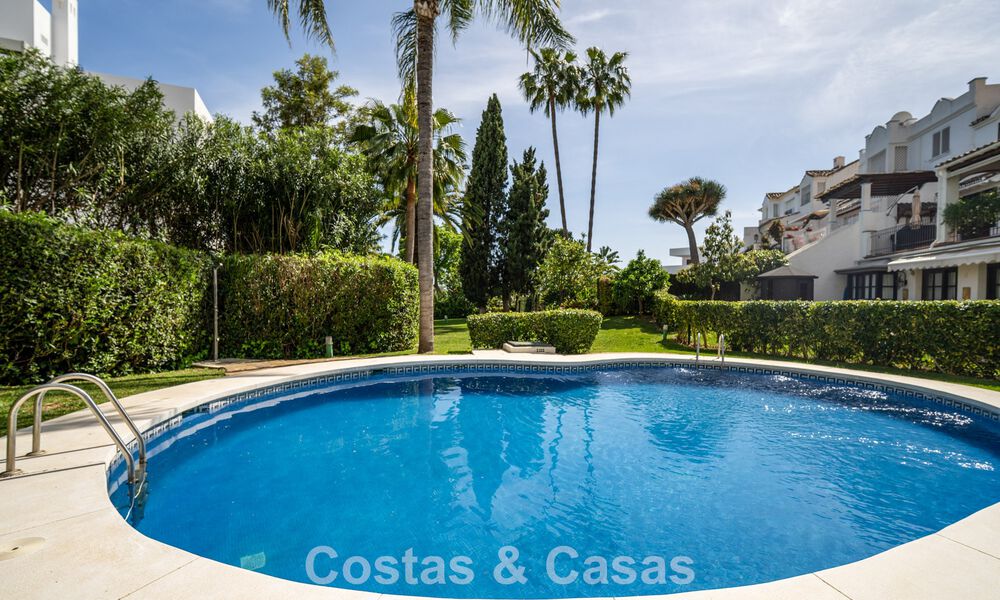Casa adosada renovada en un estilo andaluz atemporal con vistas al mar en venta ubicada en la Milla de Oro de Marbella 778956