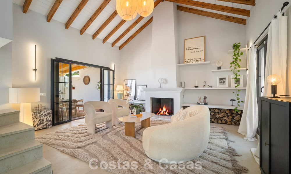 Casa adosada renovada en un estilo andaluz atemporal con vistas al mar en venta ubicada en la Milla de Oro de Marbella 778959