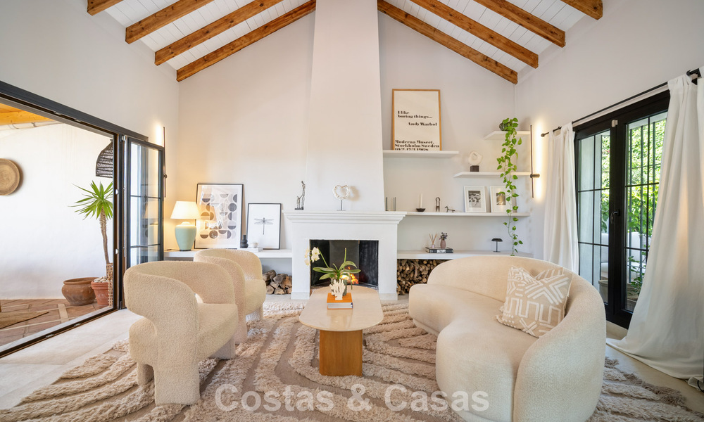 Casa adosada renovada en un estilo andaluz atemporal con vistas al mar en venta ubicada en la Milla de Oro de Marbella 778960