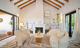 Casa adosada renovada en un estilo andaluz atemporal con vistas al mar en venta ubicada en la Milla de Oro de Marbella 778960 