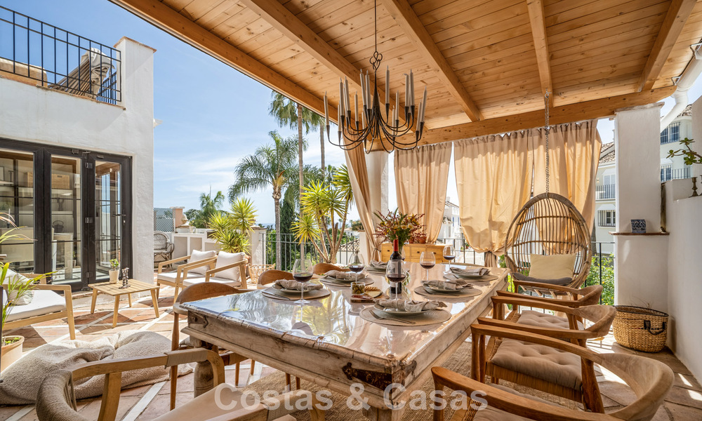 Casa adosada renovada en un estilo andaluz atemporal con vistas al mar en venta ubicada en la Milla de Oro de Marbella 778961