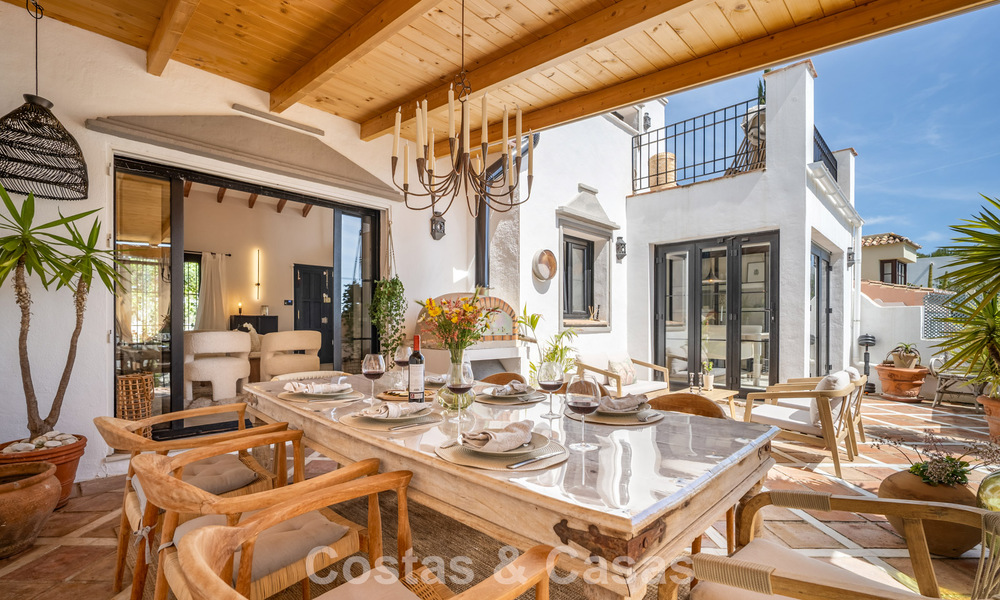 Casa adosada renovada en un estilo andaluz atemporal con vistas al mar en venta ubicada en la Milla de Oro de Marbella 778962