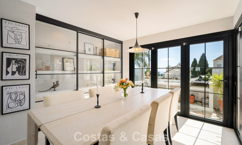 Casa adosada renovada en un estilo andaluz atemporal con vistas al mar en venta ubicada en la Milla de Oro de Marbella 778964