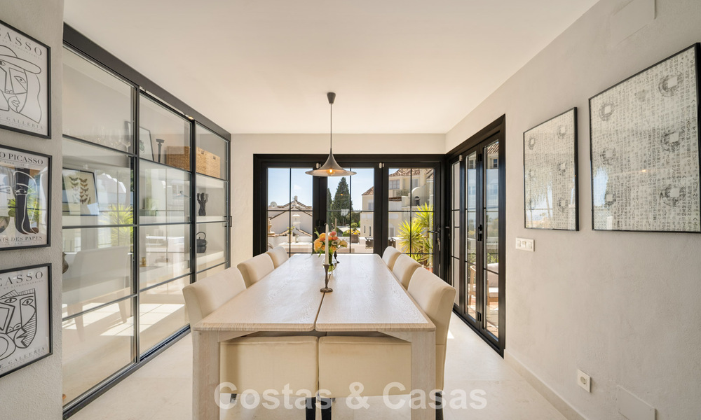 Casa adosada renovada en un estilo andaluz atemporal con vistas al mar en venta ubicada en la Milla de Oro de Marbella 778965