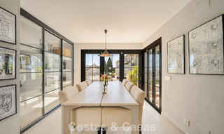 Casa adosada renovada en un estilo andaluz atemporal con vistas al mar en venta ubicada en la Milla de Oro de Marbella 778965 