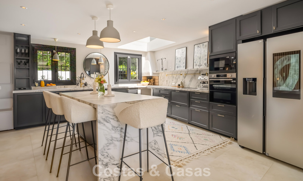 Casa adosada renovada en un estilo andaluz atemporal con vistas al mar en venta ubicada en la Milla de Oro de Marbella 778966