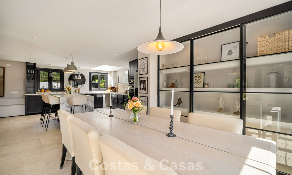 Casa adosada renovada en un estilo andaluz atemporal con vistas al mar en venta ubicada en la Milla de Oro de Marbella 778967