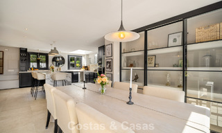Casa adosada renovada en un estilo andaluz atemporal con vistas al mar en venta ubicada en la Milla de Oro de Marbella 778967 