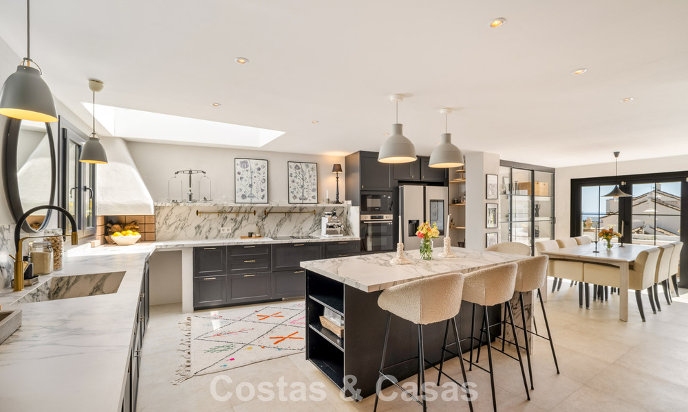 Casa adosada renovada en un estilo andaluz atemporal con vistas al mar en venta ubicada en la Milla de Oro de Marbella 778969