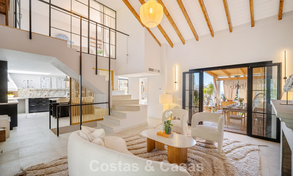 Casa adosada renovada en un estilo andaluz atemporal con vistas al mar en venta ubicada en la Milla de Oro de Marbella 778970
