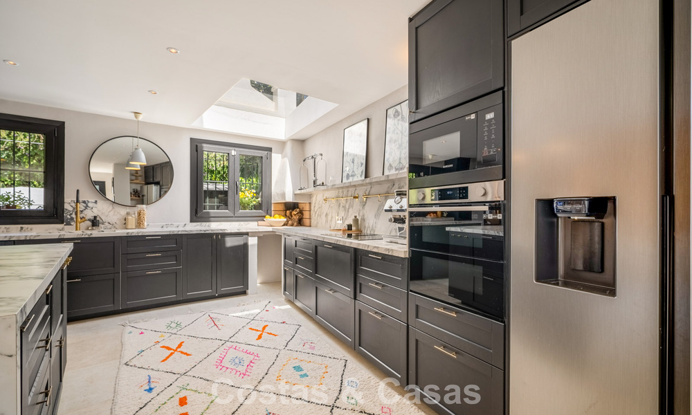 Casa adosada renovada en un estilo andaluz atemporal con vistas al mar en venta ubicada en la Milla de Oro de Marbella 778972