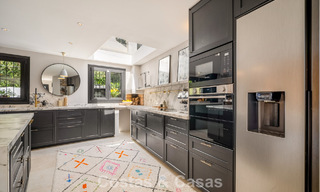 Casa adosada renovada en un estilo andaluz atemporal con vistas al mar en venta ubicada en la Milla de Oro de Marbella 778972 