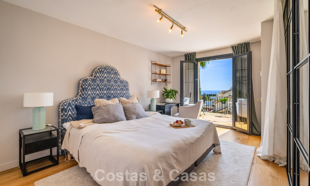 Casa adosada renovada en un estilo andaluz atemporal con vistas al mar en venta ubicada en la Milla de Oro de Marbella 778973