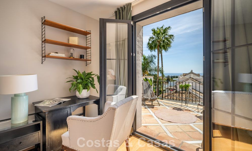 Casa adosada renovada en un estilo andaluz atemporal con vistas al mar en venta ubicada en la Milla de Oro de Marbella 778974