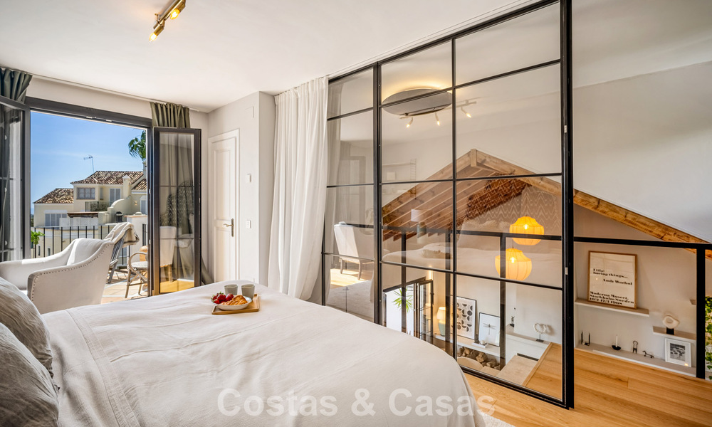 Casa adosada renovada en un estilo andaluz atemporal con vistas al mar en venta ubicada en la Milla de Oro de Marbella 778975
