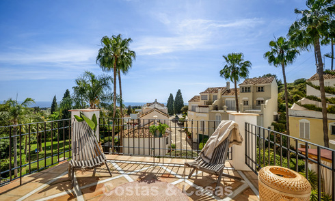 Casa adosada renovada en un estilo andaluz atemporal con vistas al mar en venta ubicada en la Milla de Oro de Marbella 778976