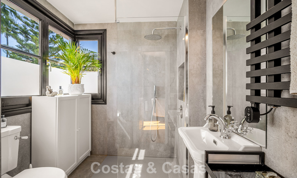 Casa adosada renovada en un estilo andaluz atemporal con vistas al mar en venta ubicada en la Milla de Oro de Marbella 778977
