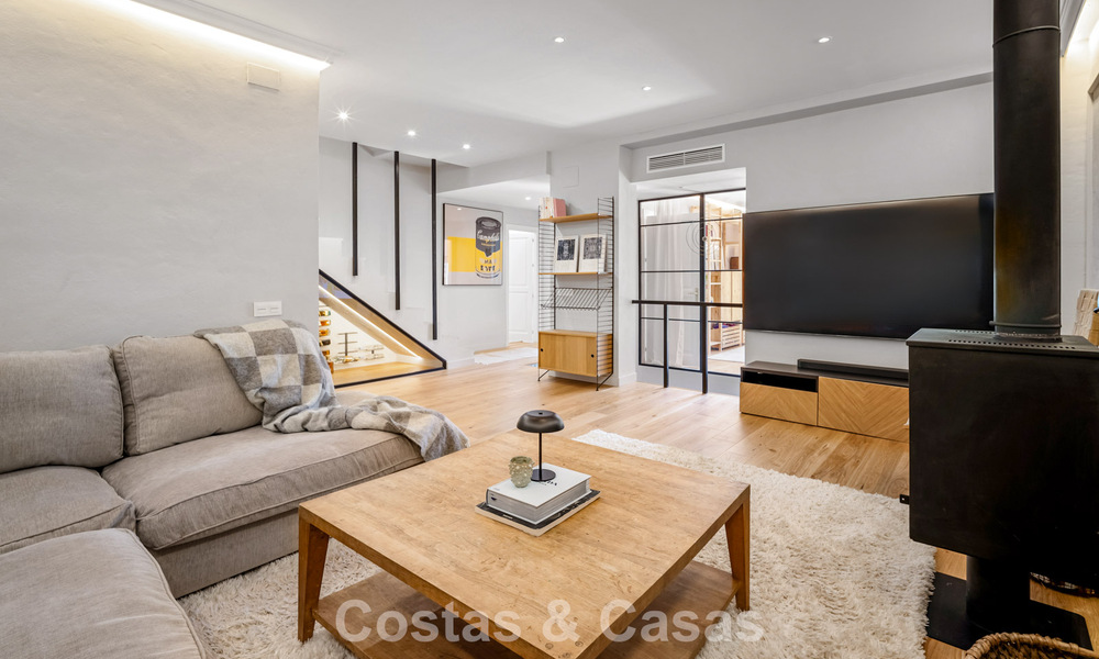 Casa adosada renovada en un estilo andaluz atemporal con vistas al mar en venta ubicada en la Milla de Oro de Marbella 778979