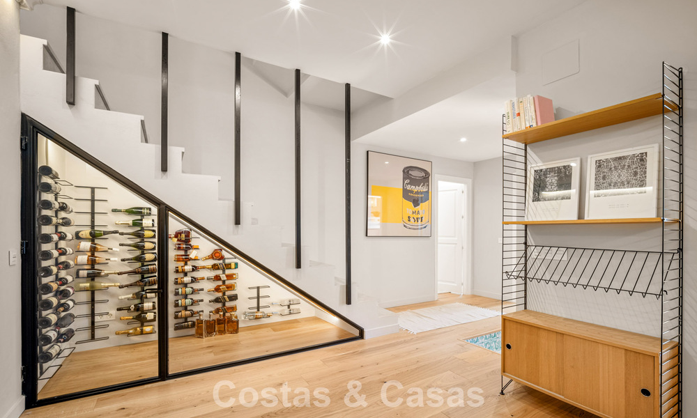 Casa adosada renovada en un estilo andaluz atemporal con vistas al mar en venta ubicada en la Milla de Oro de Marbella 778982
