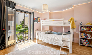 Casa adosada renovada en un estilo andaluz atemporal con vistas al mar en venta ubicada en la Milla de Oro de Marbella 778983 