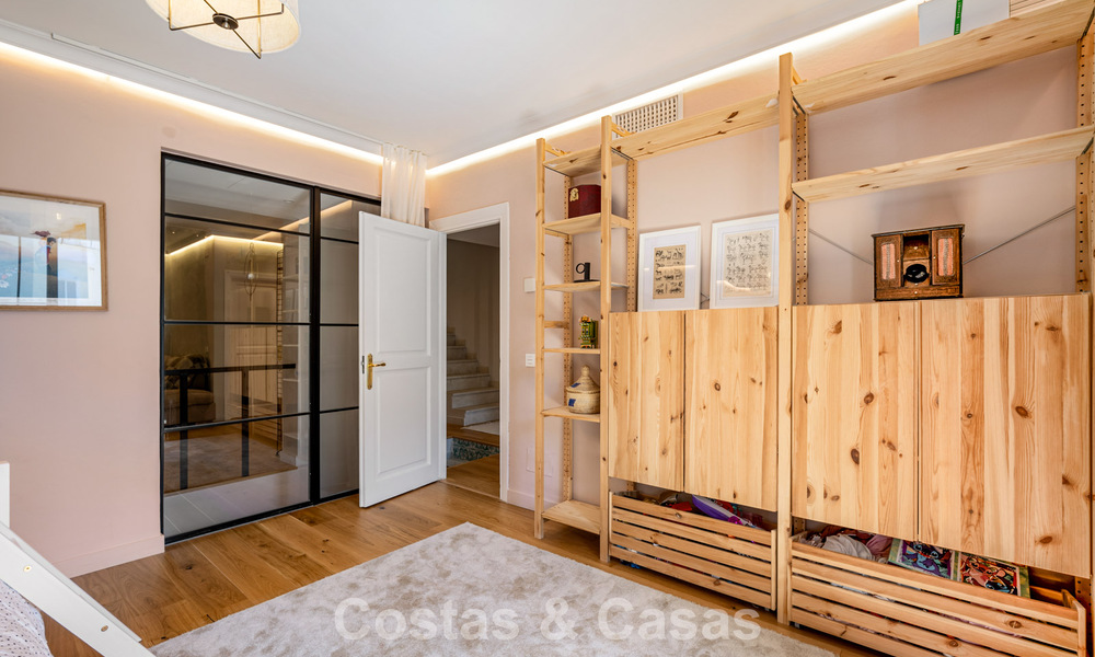 Casa adosada renovada en un estilo andaluz atemporal con vistas al mar en venta ubicada en la Milla de Oro de Marbella 778984
