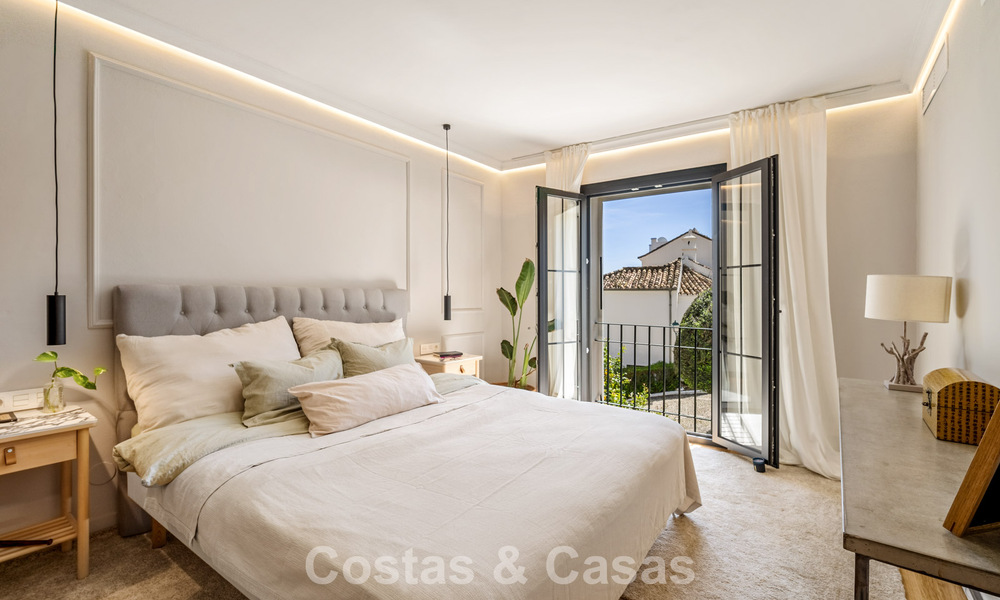 Casa adosada renovada en un estilo andaluz atemporal con vistas al mar en venta ubicada en la Milla de Oro de Marbella 778986