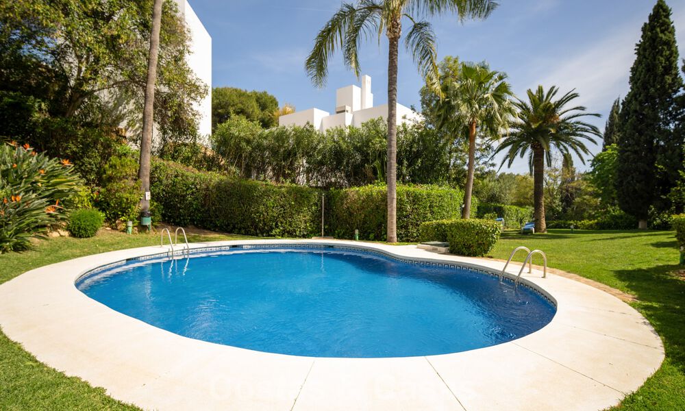 Casa adosada renovada en un estilo andaluz atemporal con vistas al mar en venta ubicada en la Milla de Oro de Marbella 778996
