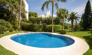 Casa adosada renovada en un estilo andaluz atemporal con vistas al mar en venta ubicada en la Milla de Oro de Marbella 778996 