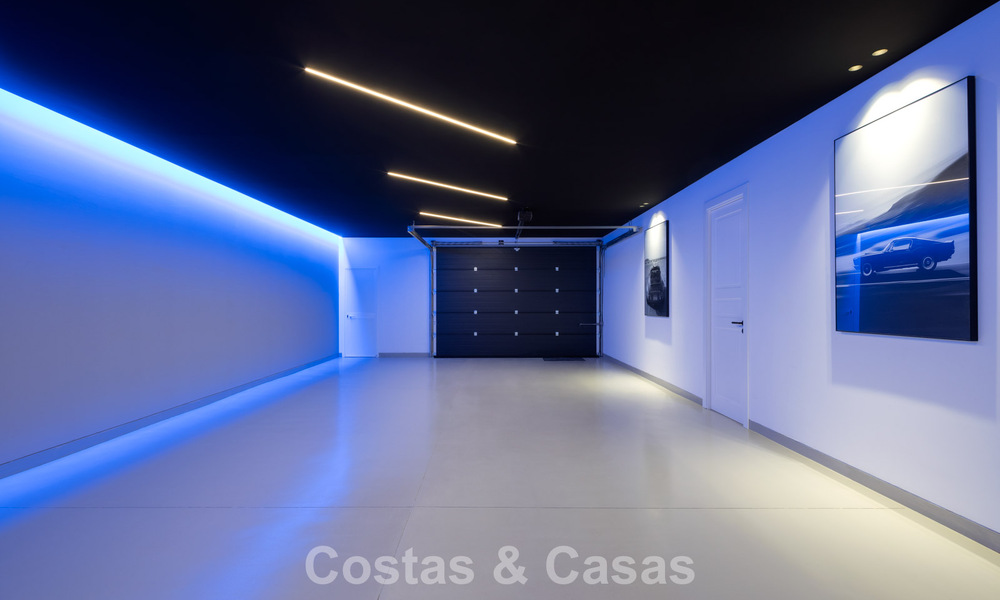Villa de lujo modernista a estrenar en venta en la exclusiva zona residencial cerrada de La Quinta, Marbella - Benahavis 779030