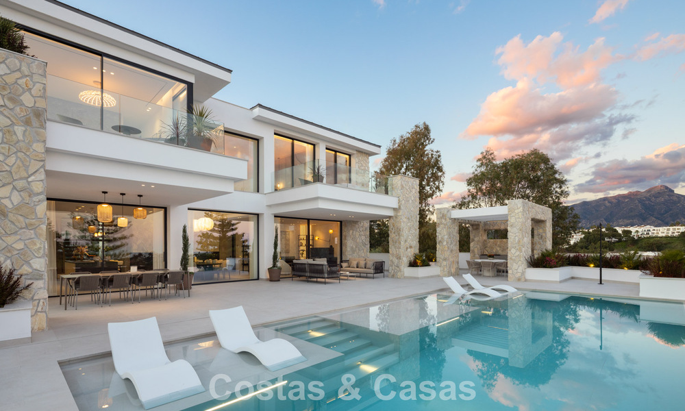 Villa de lujo modernista a estrenar en venta en la exclusiva zona residencial cerrada de La Quinta, Marbella - Benahavis 779035