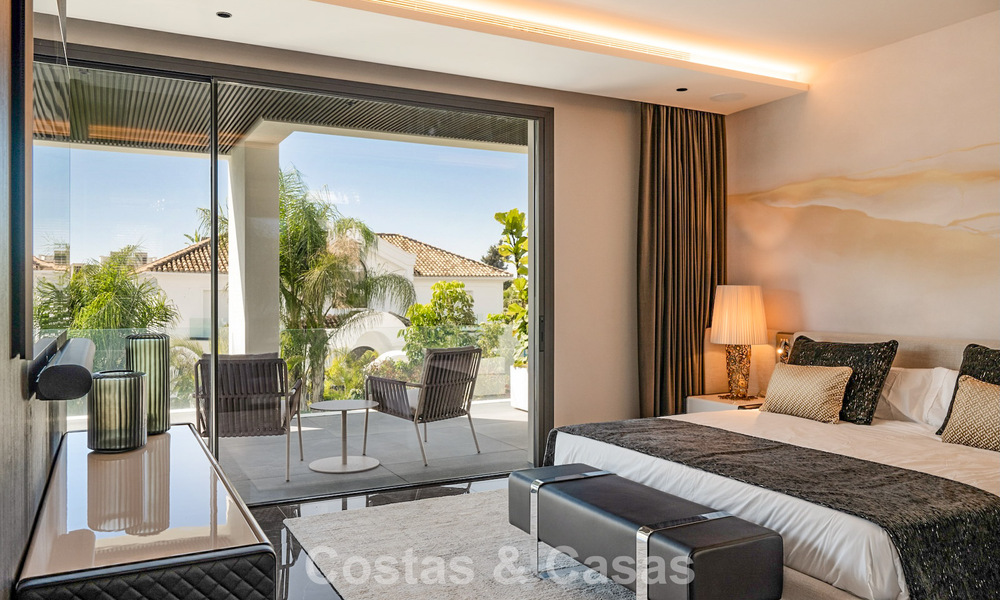 Villa de lujo moderna lista para entrar a vivir en venta a solo unos pasos de la playa en la codiciada Milla de Oro de Marbella 779376