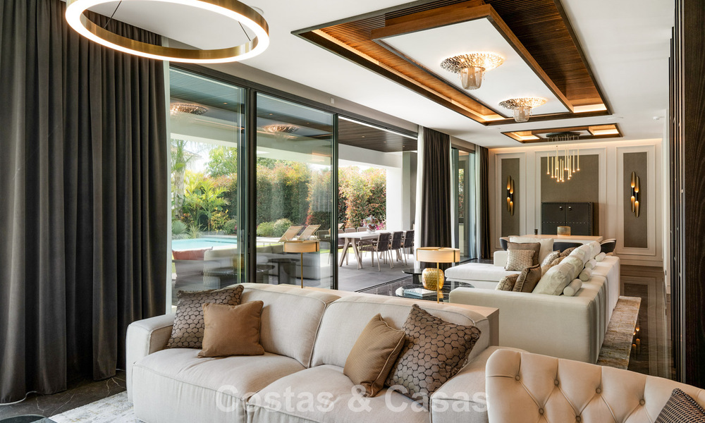 Villa de lujo moderna lista para entrar a vivir en venta a solo unos pasos de la playa en la codiciada Milla de Oro de Marbella 779377