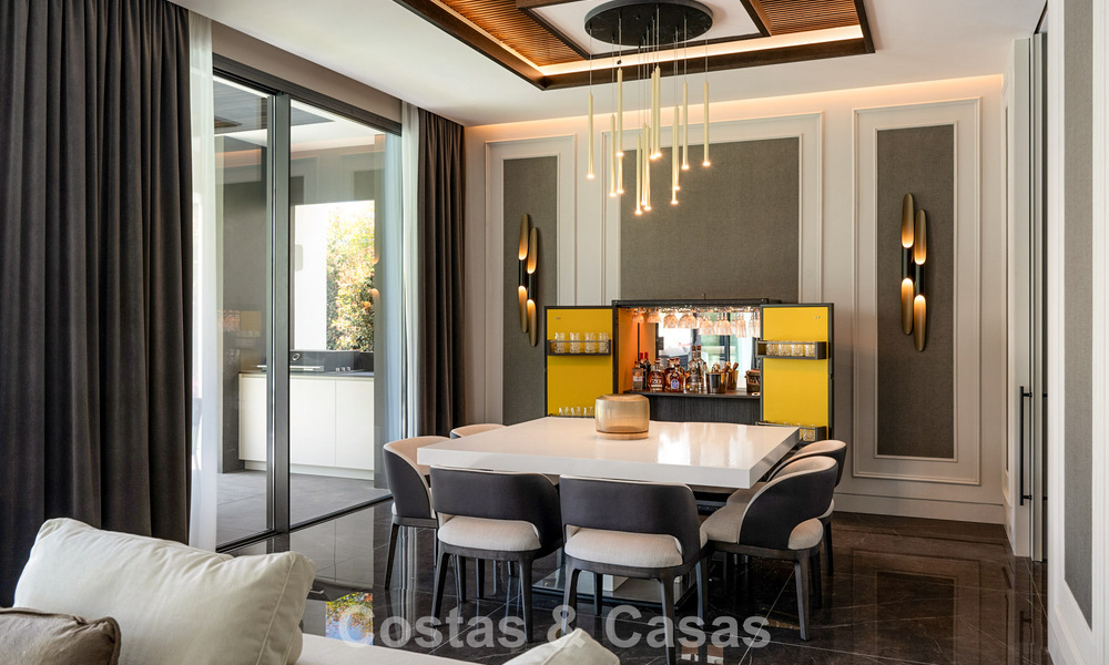 Villa de lujo moderna lista para entrar a vivir en venta a solo unos pasos de la playa en la codiciada Milla de Oro de Marbella 779380