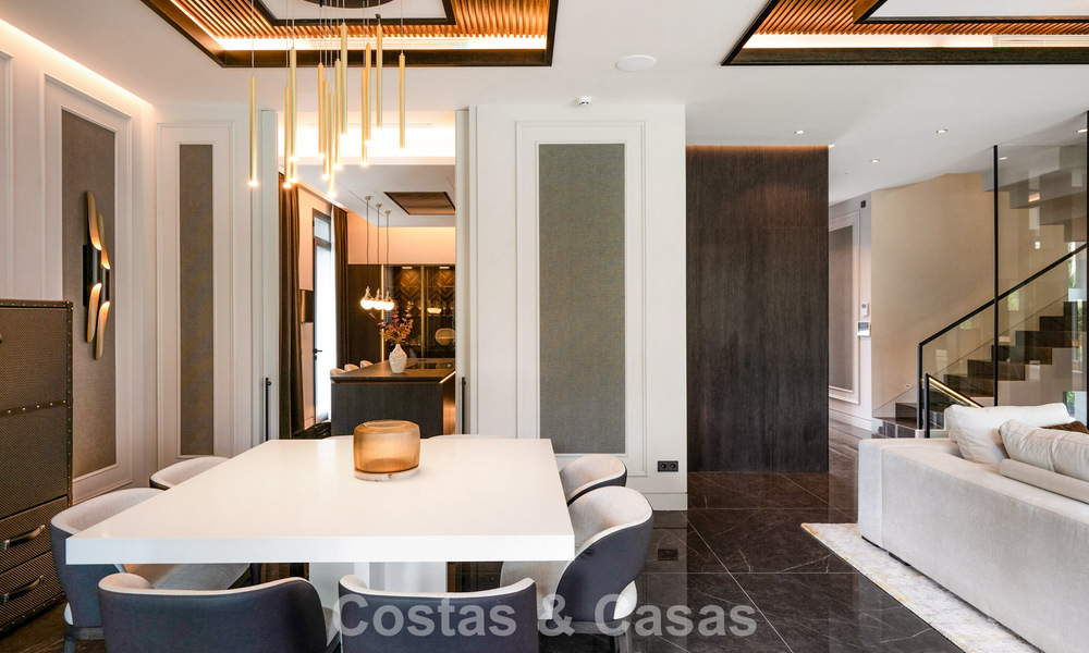 Villa de lujo moderna lista para entrar a vivir en venta a solo unos pasos de la playa en la codiciada Milla de Oro de Marbella 779381