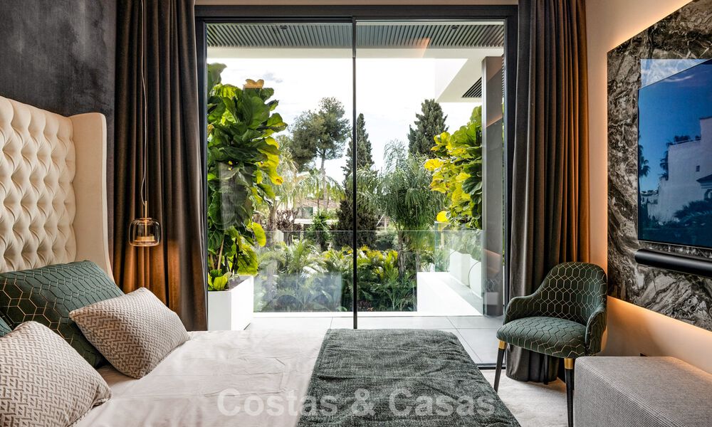 Villa de lujo moderna lista para entrar a vivir en venta a solo unos pasos de la playa en la codiciada Milla de Oro de Marbella 779384