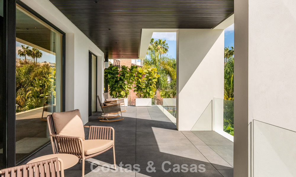 Villa de lujo moderna lista para entrar a vivir en venta a solo unos pasos de la playa en la codiciada Milla de Oro de Marbella 779386