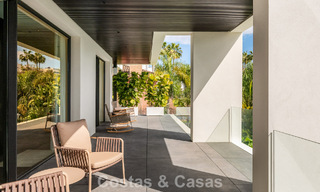 Villa de lujo moderna lista para entrar a vivir en venta a solo unos pasos de la playa en la codiciada Milla de Oro de Marbella 779386 