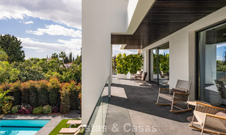 Villa de lujo moderna lista para entrar a vivir en venta a solo unos pasos de la playa en la codiciada Milla de Oro de Marbella 779387 