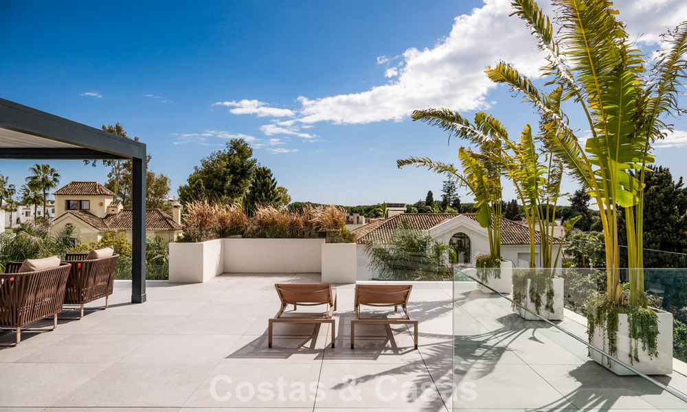 Villa de lujo moderna lista para entrar a vivir en venta a solo unos pasos de la playa en la codiciada Milla de Oro de Marbella 779388