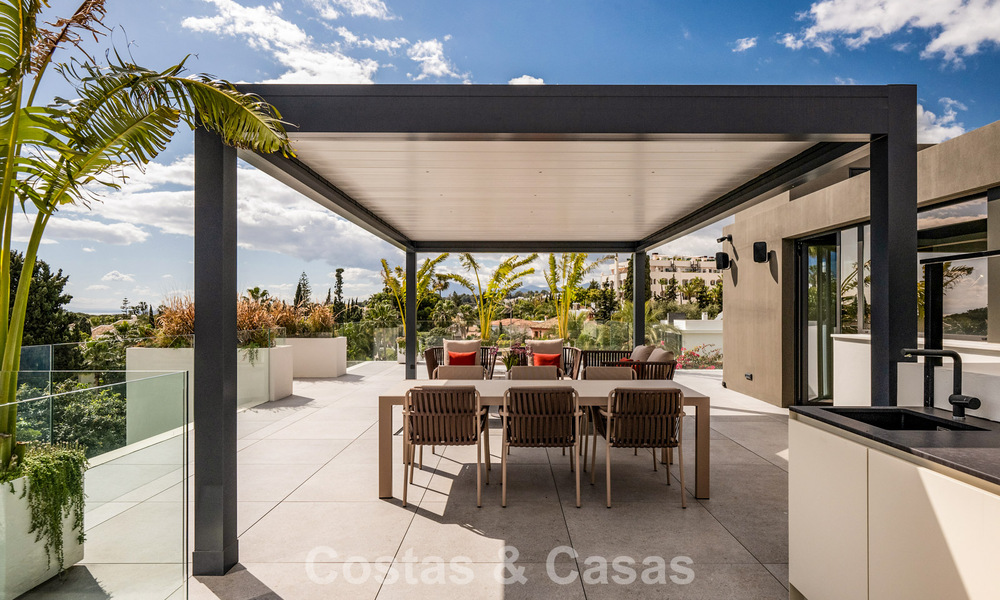Villa de lujo moderna lista para entrar a vivir en venta a solo unos pasos de la playa en la codiciada Milla de Oro de Marbella 779389